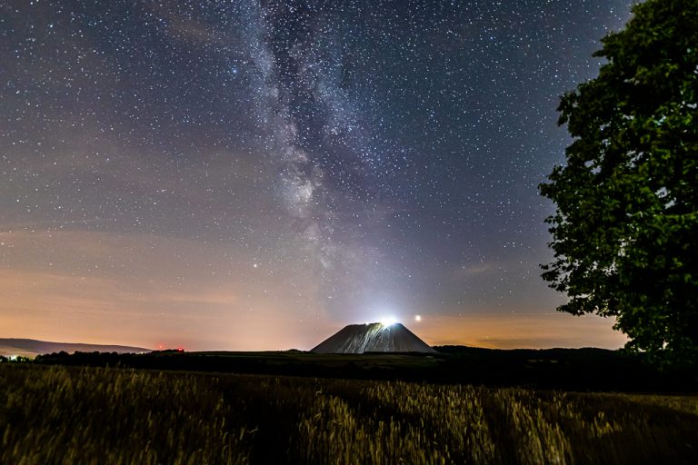Milchstraße und im Hintergrund der Kaliberg, Hessen, Deutschland