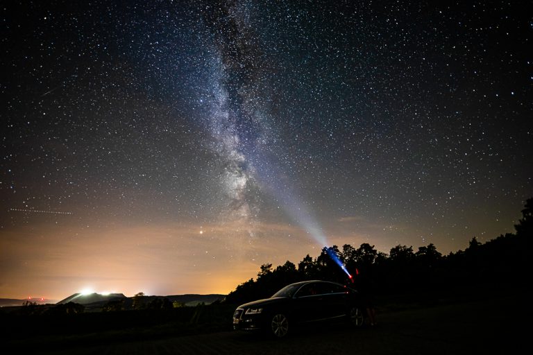 Milchstraße und im Hintergrund der Kaliberg, Hessen, Deutschland