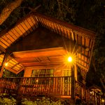 eine Thai Villa bei Nacht auf der Insel Koh Samet, Thailand
