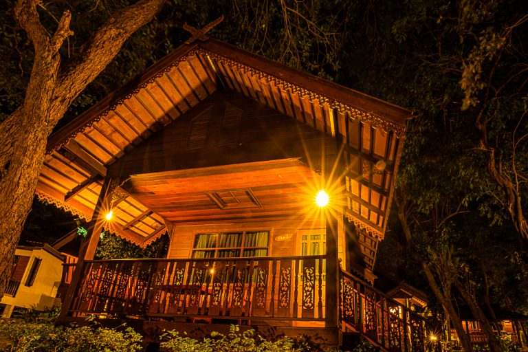 eine Thai Villa bei Nacht auf der Insel Koh Samet, Thailand