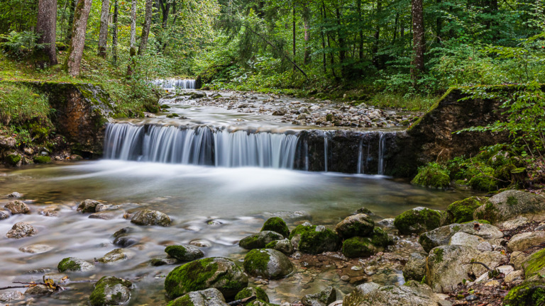 Langzeitbelichtung vom Ramsbach in Walchsee, Österreich