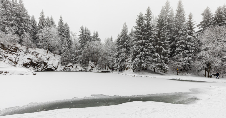Winterliche Stimmung am Bergsee Ebertswiese in Floh-Seligenthal, Thüringen, Deutschland